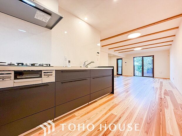 お手入れのしやすいすっきりしたシステムキッチンを採用しました。