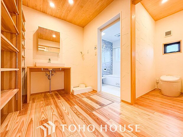 落ち着いた空間を演出するカラーと、ゆったり落ち着いてお使い頂ける広さが魅力のパウダールーム。