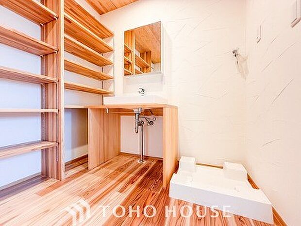 洗濯機を配置しても十分なスペースを確保しております。