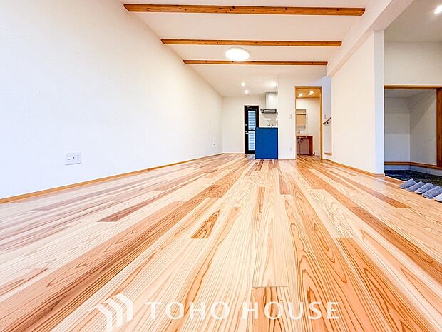 明るく開放的な空間が広がるLDK。室内には豊かな陽光が注ぎ込み、爽やかな住空間を演出。