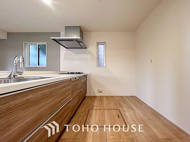 お手入れのしやすいすっきりしたシステムキッチンを採用しました。