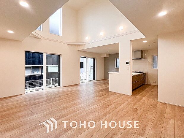 対面式キッチンのあるLDKで家族の会話が弾みます。