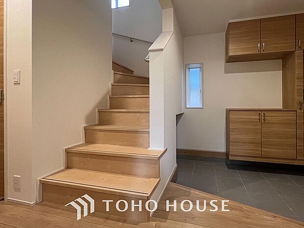 階段にはお子様やお年寄りに安心な手すりをご用意。