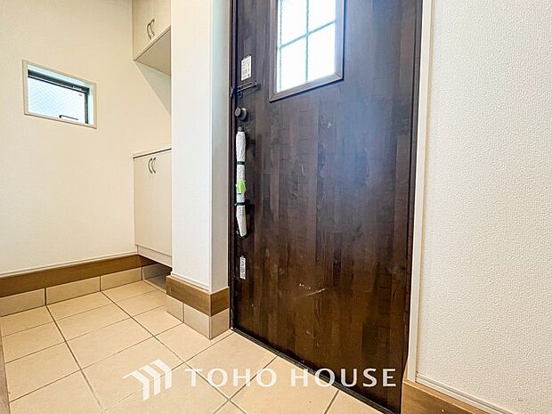 落ち着いた色を基調としていて、明るく優しい玄関となっています。