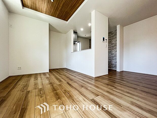 やわらかな陽射しがふりそそぎ、室内に開放感と爽快感をもたらします。