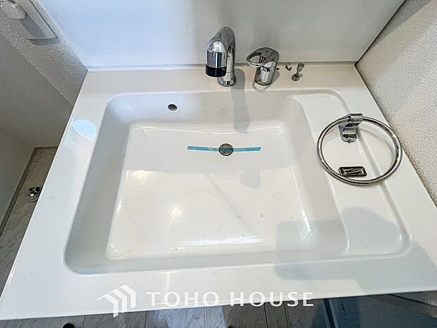 洗面台・洗面所清潔感が漂うスクエアデザインの洗面シンクを採用。