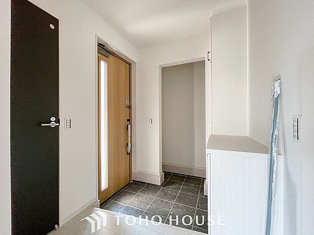 明るくコントラストのある、開放感と清潔感を兼ね備えた玄関。