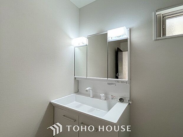 洗面台・洗面所小窓が設置され、湿気がこもりやすい室内の換気・採光に配慮されています。