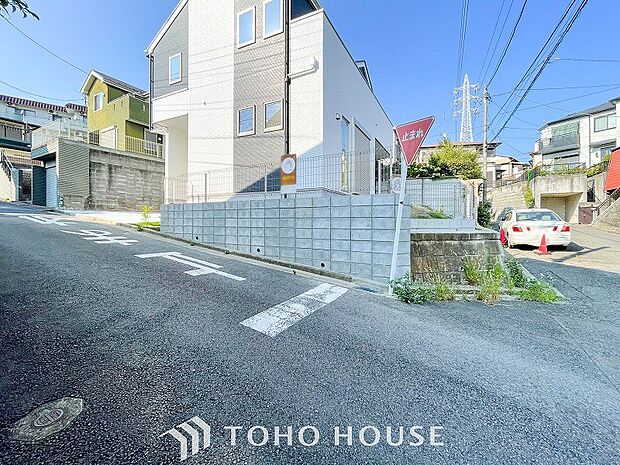 前面道路含む現地写真『快適』は「家」と「街」と「環境」が調和した時に訪れるだと改めて感じさせてくれます。