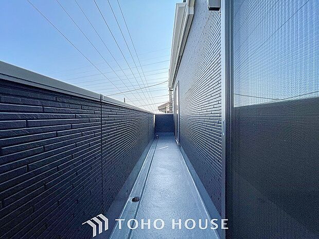 太陽の恵みをたっぷりと受けて、洗濯物も気持ちよく干せそうです。