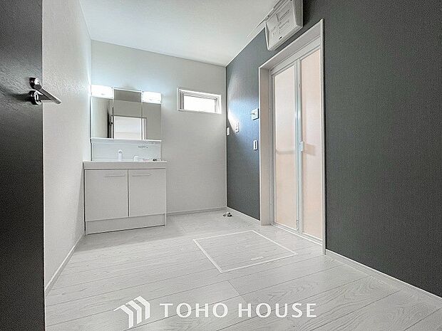 清潔感のあるプライベート空間は、身だしなみチェックや肌のお手入れに最適です。