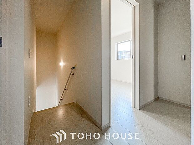 上質感漂う廊下。居住者の帰り、訪れる方を優しく迎える・安らぎに満ちた生活空間を予感させる。