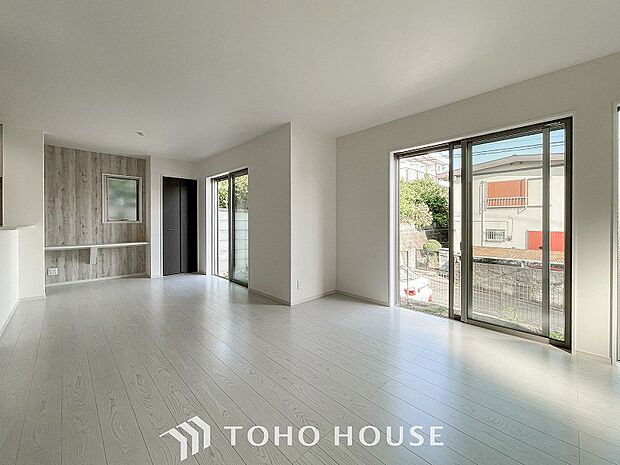 忙しい朝でも、しっかり家族が揃って食事をして頂けるゆとりある大きさのダイニングスペース。