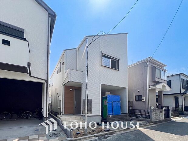 住む人や訪れる人やさしくエスコートする玄関アプローチ。