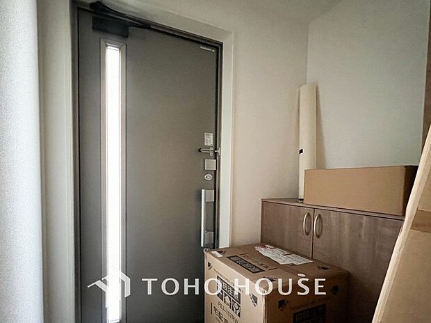 居住者の帰り、訪れる方を優しく迎えてくれる開放感のある玄関。