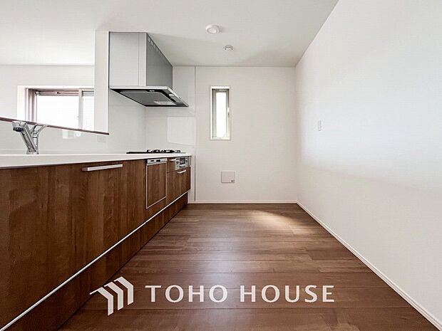 お手入れのしやすいすっきりしたシステムキッチンを採用しました。