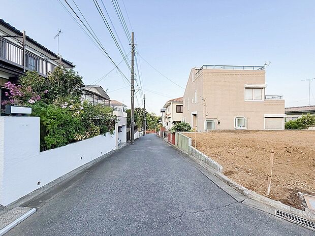 前面道路含む現地写真『快適』は「家」と「街」と「環境」が調和した時に訪れるだと改めて感じさせてくれます。