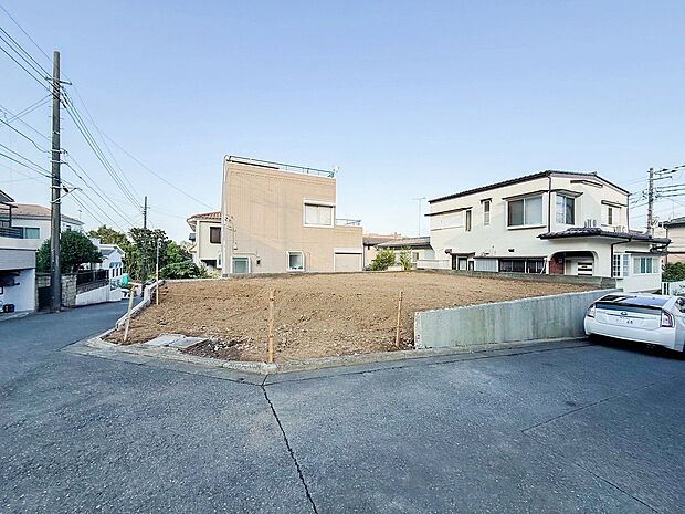 閑静な住宅街の陽当りに恵まれた土地。たくさんの想いが美しいカタチに彩られます。