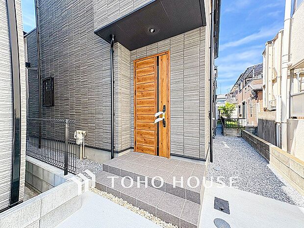 住む人や訪れる人やさしくエスコートする玄関アプローチ。