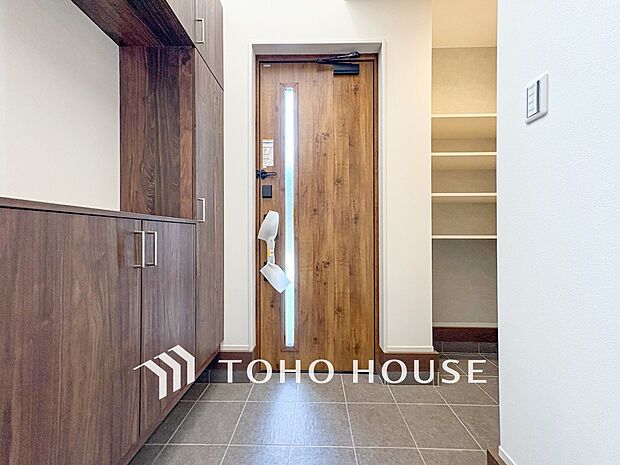 居住者の帰り、訪れる方を優しく迎えてくれる開放感のある玄関。