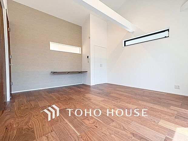 明るく開放的な空間が広がるLDK。室内には豊かな陽光が注ぎ込み、爽やかな住空間を演出。