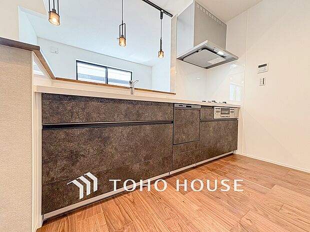 お手入れのしやすいすっきりしたシステムキッチンを採用しました。