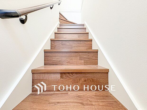 階段にはお子様やお年寄りに安心な手すりをご用意。