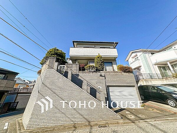 爽やかな青空の下に贅沢なほどに降り注ぐ陽光、豊かな居住性と、クオリティが見事に調和した住空間。