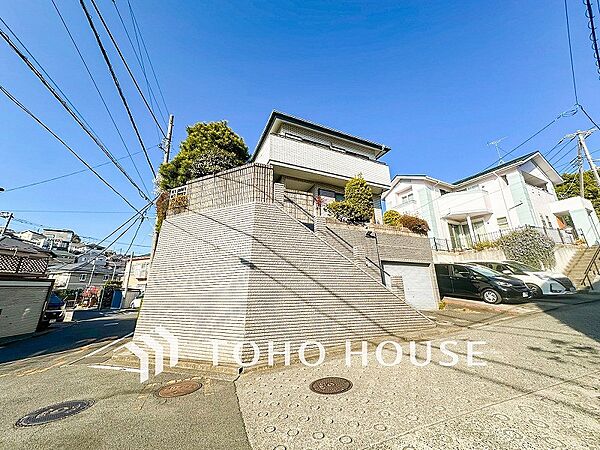 住む人を映し出す洗練された佇まいは、いつまでも輝き続けながらいつしか街の風景に溶け込んでいきます。