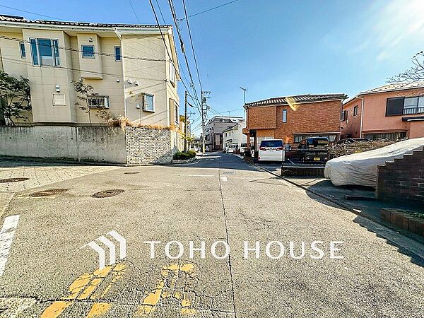 前面道路含む現地写真『快適』は「家」と「街」と「環境」が調和した時に訪れるだと改めて感じさせてくれます。