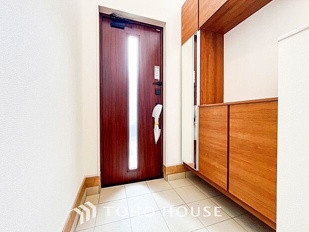 落ち着いた色を基調としていて、明るく優しい玄関となっています。