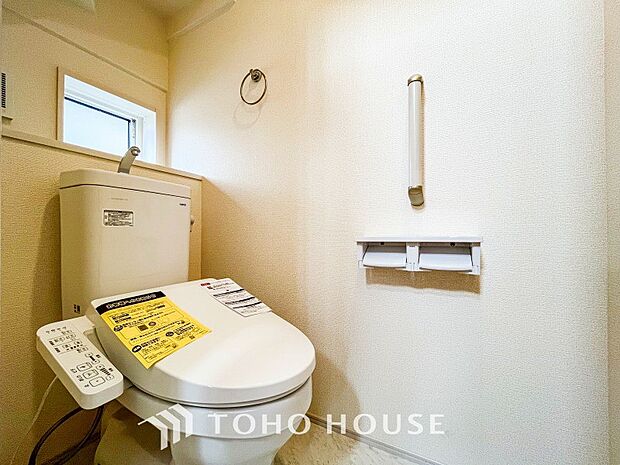 換気と明るさに配慮した清潔感溢れるトイレ。落ち着いた空間で安らぎのひとときをお過ごしいただけます。