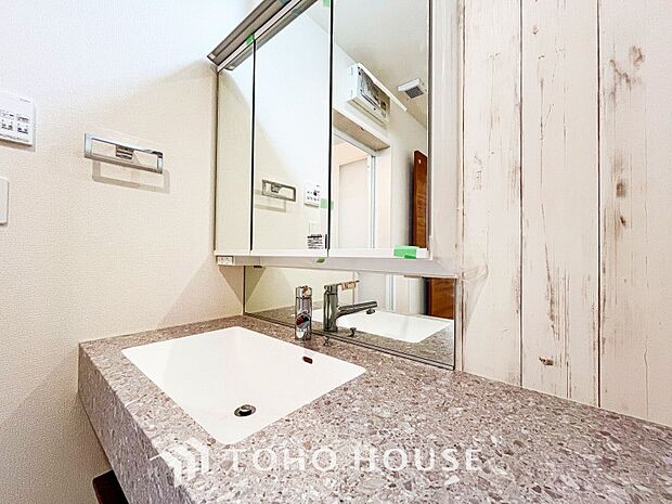 洗面台・洗面所十分な大きさの洗面台は、朝の慌ただしい時間でも余裕とゆとりを感じて頂けます。