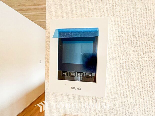 誰が来てもわかる様にモニター付きインターホンを設置。