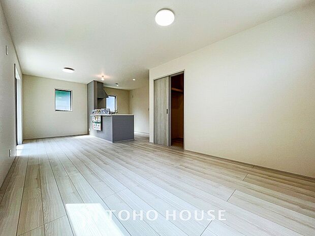 あたたかい日差しがたっぷり降り注ぐLDKは自然と家族の顔があかるい笑顔に。