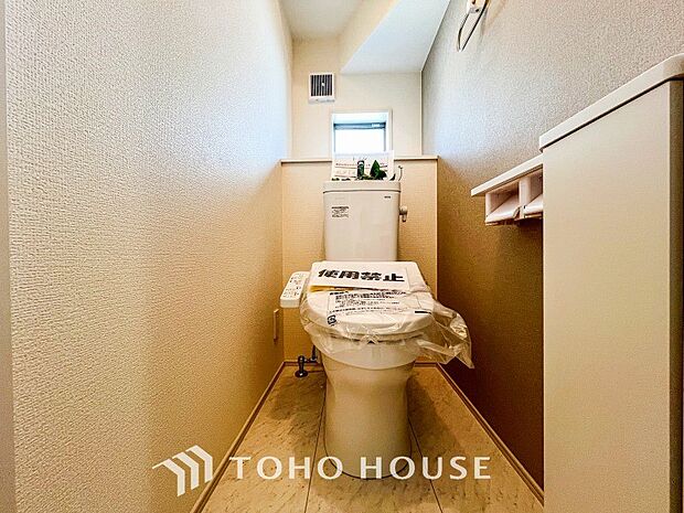 換気と明るさに配慮した清潔感溢れるトイレ。落ち着いた空間で安らぎのひとときをお過ごしいただけます。