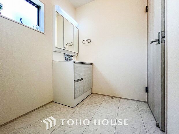 清潔感のあるプライベート空間は、身だしなみチェックや肌のお手入れに最適です。