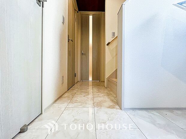 上質感漂う廊下。居住者の帰り、訪れる方を優しく迎え安らぎに満ちた生活空間を予感させます。