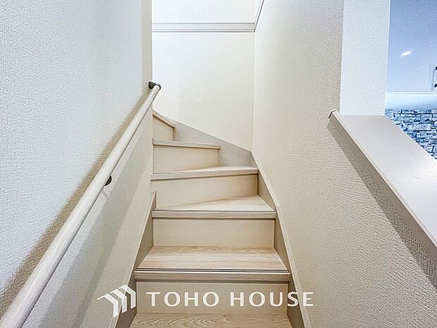 各フロアを結ぶ階段。集いの空間と一人の時間を楽しむプライベートルームをバランスよく繋いでいます。