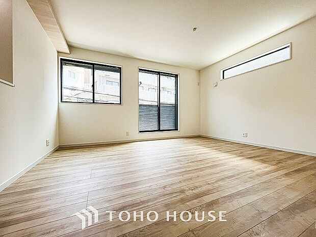 やわらかな陽射しがふりそそぎ、室内に開放感と爽快感をもたらします。