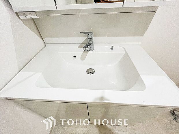 洗面台・洗面所パウダールームはナチュラルな雰囲気で清潔な印象。