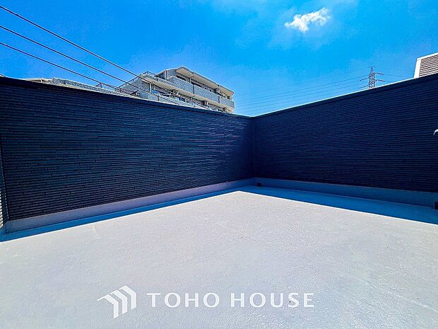 太陽の恵みをたっぷりと受けて、洗濯物も気持ちよく干せそうです。