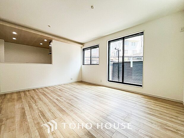 対面式キッチンのあるLDKで家族の会話が弾みます。