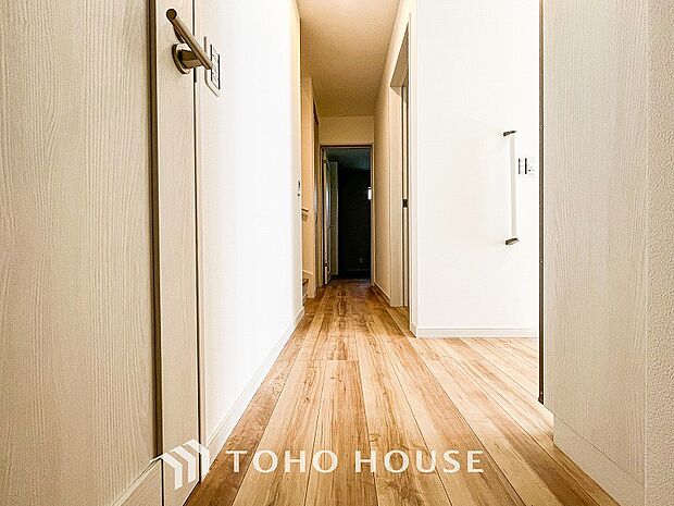 上質感漂う廊下。居住者の帰り、訪れる方を優しく迎える・安らぎに満ちた生活空間を予感させる。