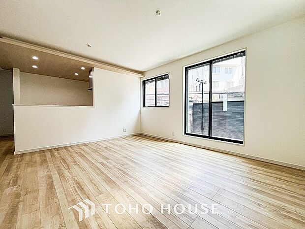 爽やかな色合いのフローリングと清潔感の溢れるクロスが明るい空間を創り出しているリビングダイニング。