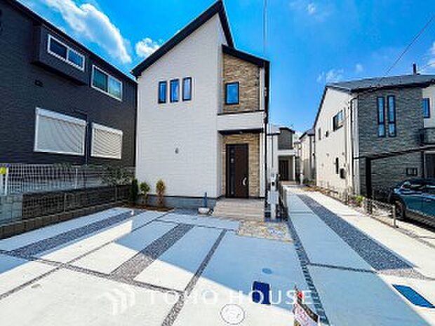 清潔感溢れる玄関がお出迎えする本邸宅の物語は、ここから始まる日常を期待させます。