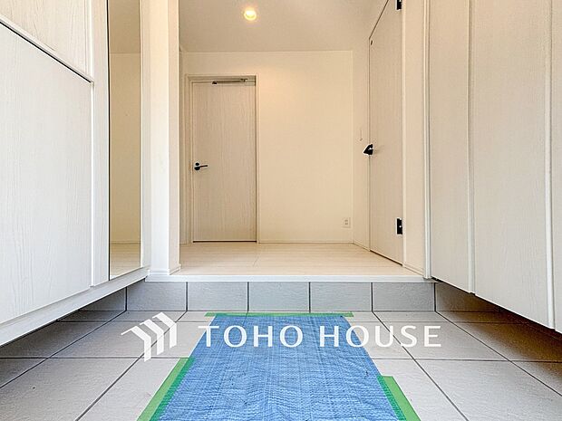 居住者の帰り、訪れる方を優しく迎えてくれる開放感のある玄関。