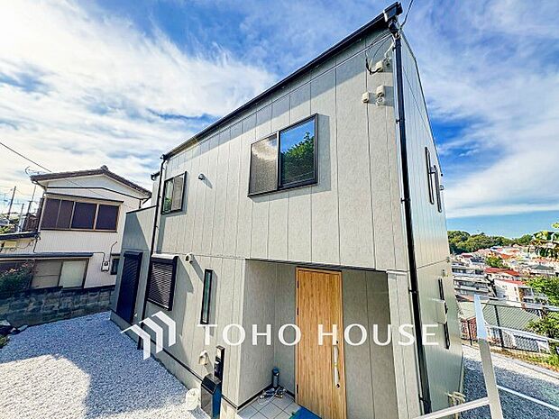 住む人や訪れる人やさしくエスコートする玄関アプローチ。