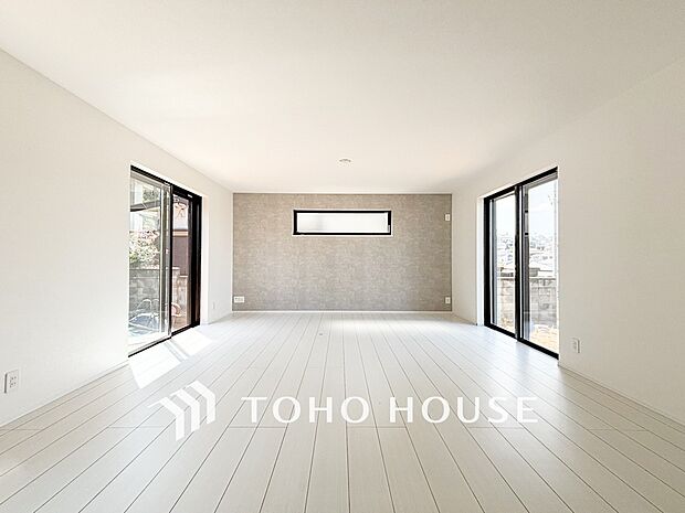 やわらかな陽射しがふりそそぎ、室内に開放感と爽快感をもたらします。