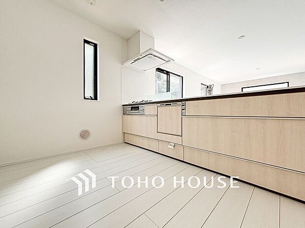 機能的で使い勝手のよさそうなキッチン。明るく清潔感があります。